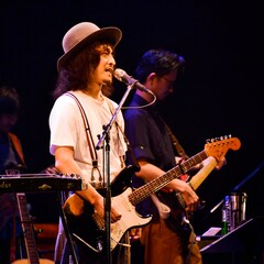 高田漣、多彩なゲストと盛り上げた「ナイトライダーズ・ワルツ」東京公演