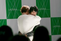 安達勇人（手前）と柏木佑介（奥）。