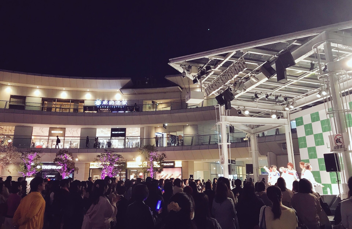 神奈川・ラゾーナ川崎プラザ ルーファ広場 グランドステージで行われた「それじゃ、よろしく」発売記念イベントの様子。