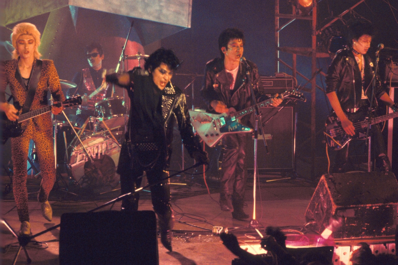 映画「爆裂都市 BURST CITY」のワンシーン。(c)東映