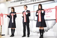 テープカットの様子。