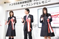 テープカットの様子。