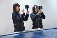 「ジオナタ」を体験する土生瑞穂と菅井友香。