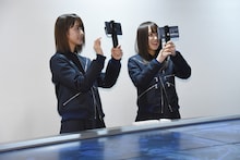 「ジオナタ」を体験する土生瑞穂と菅井友香。