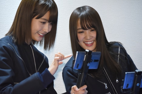 「ジオナタ」を体験する土生瑞穂と菅井友香。