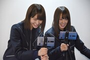 「ジオナタ」を体験する土生瑞穂と菅井友香。