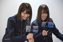 「ジオナタ」を体験する土生瑞穂と菅井友香。