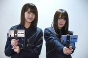 「ジオナタ」を体験する土生瑞穂と菅井友香。
