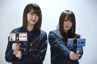 「ジオナタ」を体験する土生瑞穂と菅井友香。