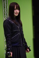 「Free View Point Live」を体験する菅井友香。