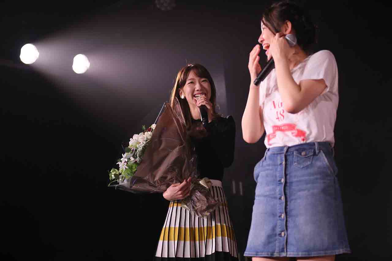 サプライズで登場した柏木由紀（左） (c)AKS