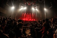「TRIPLE AXE TOUR'18」東京・新木場STUDIO COAST公演でのSiMの様子。