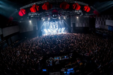 「TRIPLE AXE TOUR'18」東京・新木場STUDIO COAST公演でのHEY-SMITHの様子。（Photo by HayachiN）