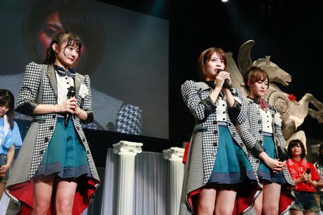 （左から）卒業を発表する古賀哉子、吉崎綾、王林。（写真提供：Virgin Music）