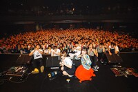 「uP!!! SPECIAL ライブナタリー 201804」の集合写真。（撮影：上山陽介）