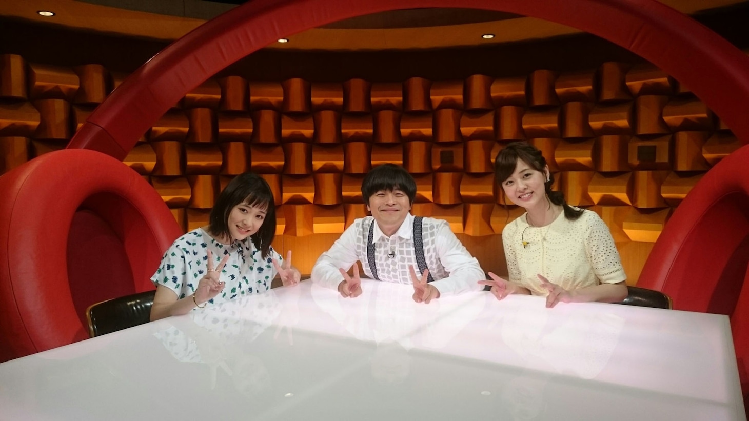 左から大原櫻子、バカリズム、佐藤梨那アナウンサー。