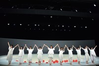 けやき坂46チームハーモニカによる「あゆみ」のワンシーン。