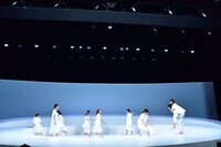 けやき坂46チームハーモニカによる「あゆみ」のワンシーン。