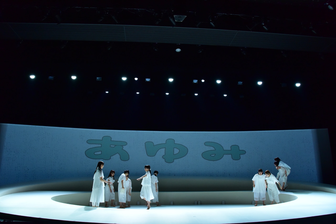 けやき坂46チームハーモニカによる「あゆみ」のワンシーン。