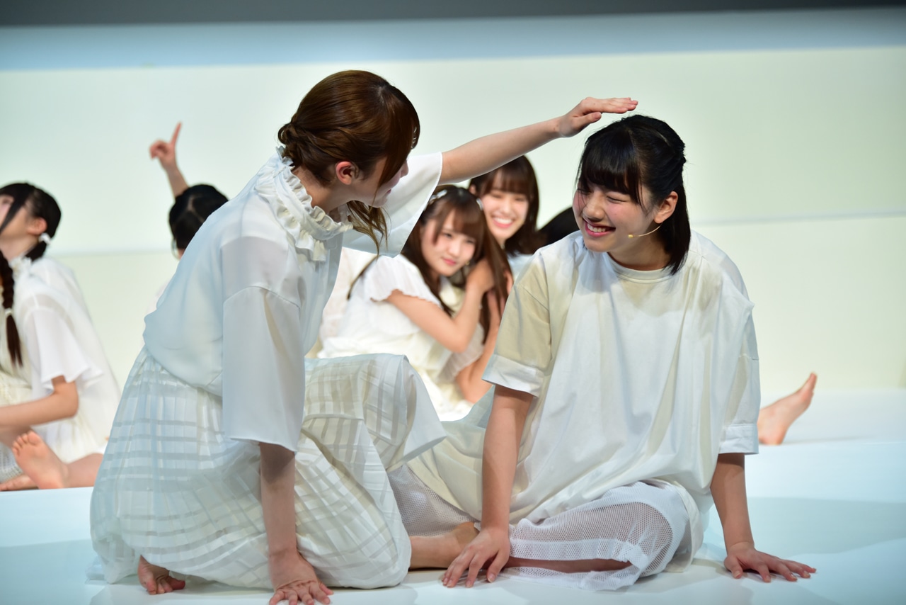 けやき坂46チームハーモニカによる「あゆみ」のワンシーン。