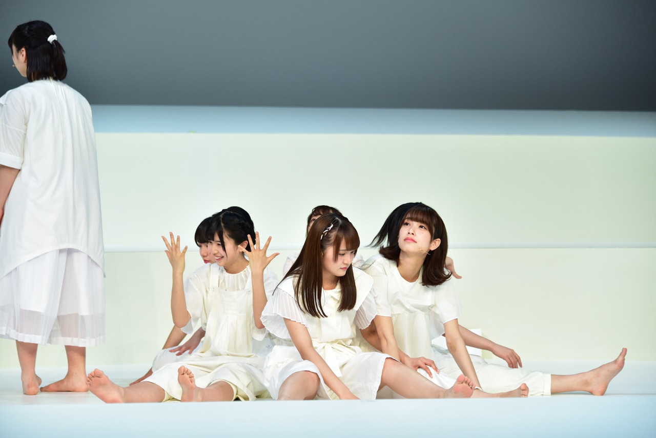 けやき坂46チームハーモニカによる「あゆみ」のワンシーン。