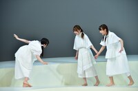 けやき坂46チームハーモニカによる「あゆみ」のワンシーン。