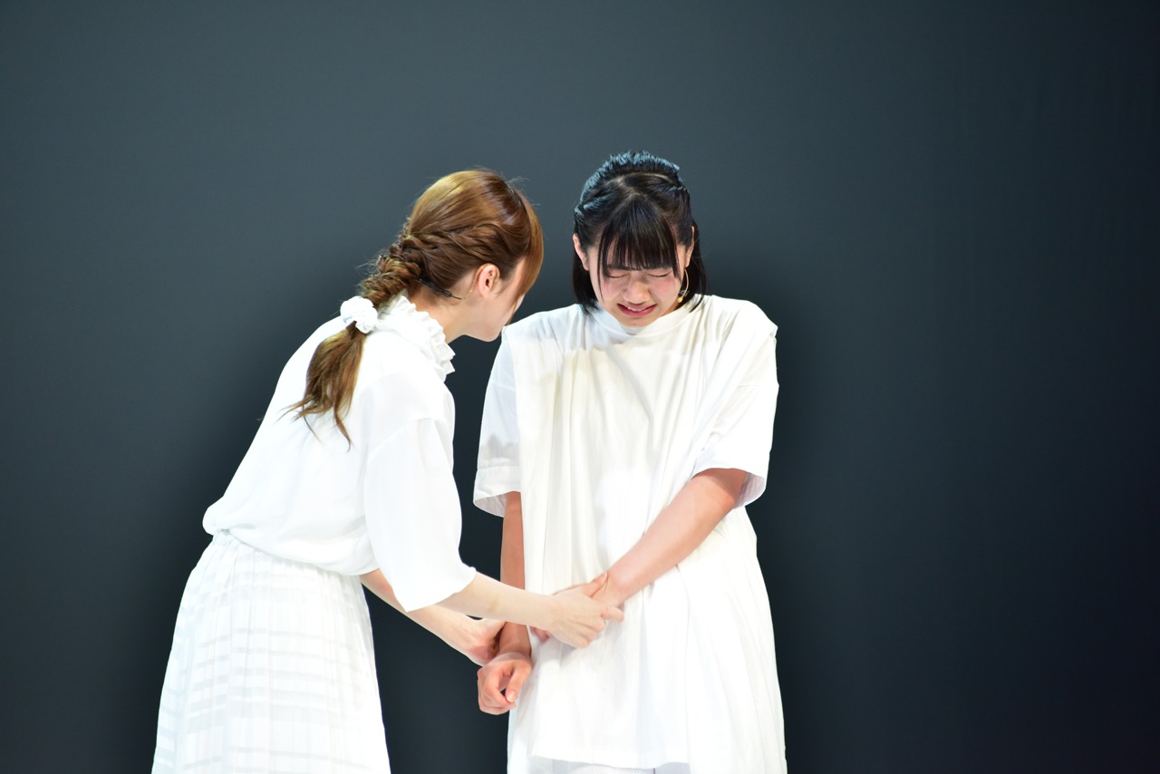 左から加藤史帆、渡邉美穂。