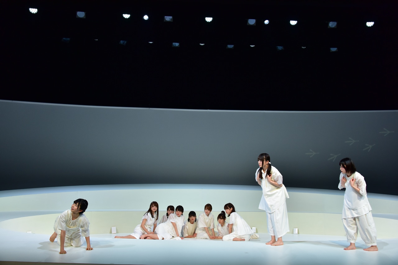 けやき坂46チームハーモニカによる「あゆみ」のワンシーン。