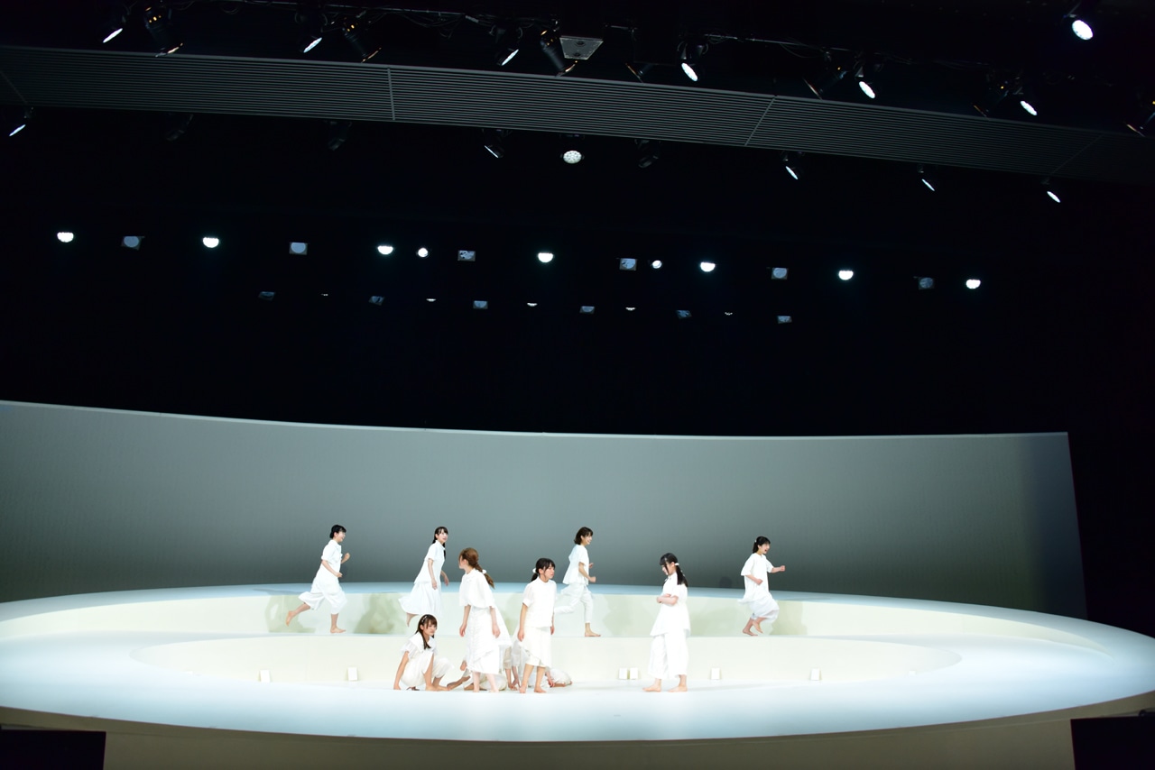 けやき坂46チームハーモニカによる「あゆみ」のワンシーン。