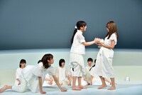 けやき坂46チームハーモニカによる「あゆみ」のワンシーン。