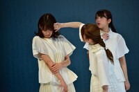 けやき坂46チームハーモニカによる「あゆみ」のワンシーン。