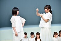 左から東村芽依、齊藤京子。