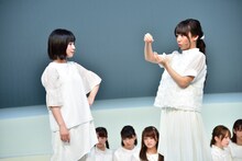 左から東村芽依、齊藤京子。