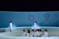 けやき坂46チームハーモニカによる「あゆみ」のワンシーン。