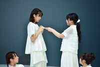 けやき坂46チームハーモニカによる「あゆみ」のワンシーン。