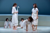 けやき坂46チームハーモニカによる「あゆみ」のワンシーン。