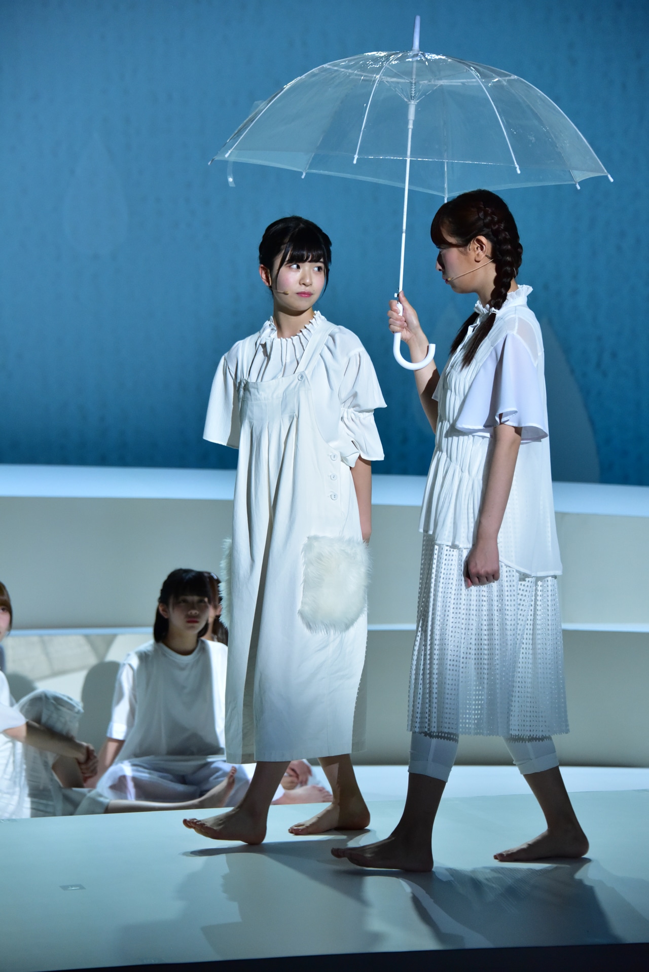左から松田好花、井口眞緒。
