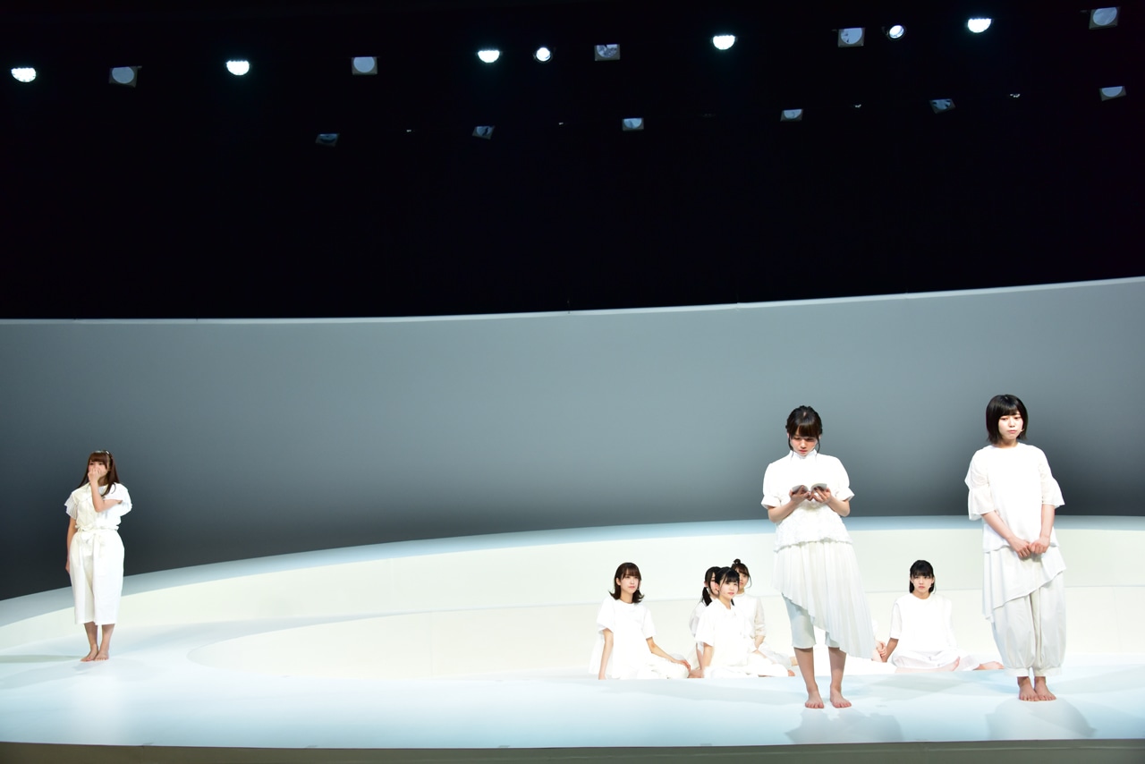 けやき坂46チームハーモニカによる「あゆみ」のワンシーン。