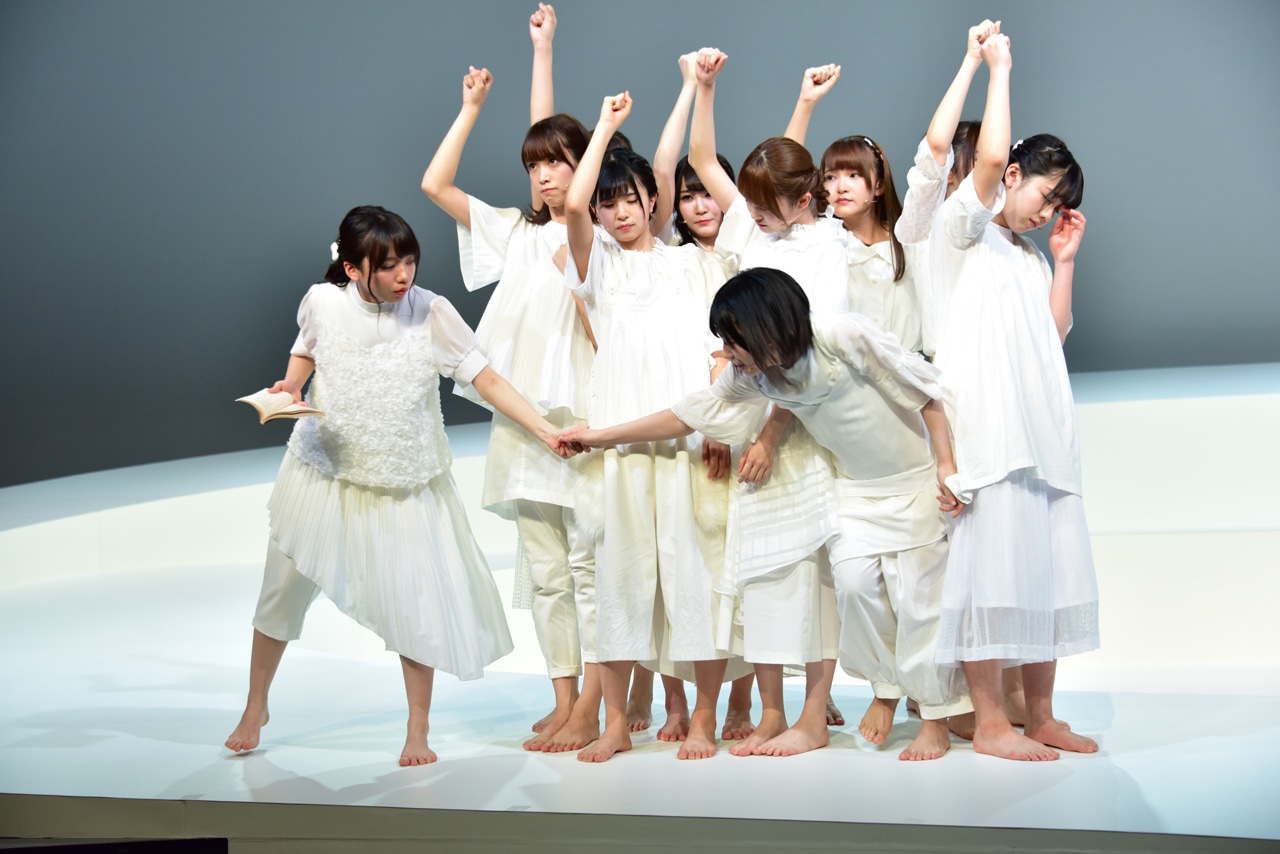 けやき坂46チームハーモニカによる「あゆみ」のワンシーン。