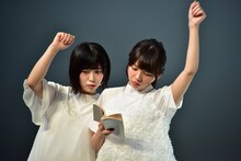左から東村芽依、齊藤京子。