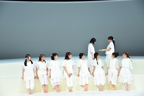 けやき坂46チームハーモニカによる「あゆみ」のワンシーン。