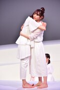 佐々木久美と抱き合う宮田愛萌。