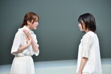 左から加藤史帆、東村芽依。