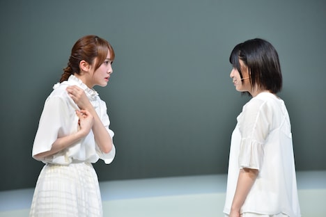 左から加藤史帆、東村芽依。