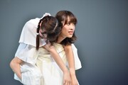 井口眞緒を背負う佐々木久美。
