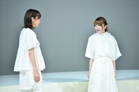 左から佐々木久美、加藤史帆。