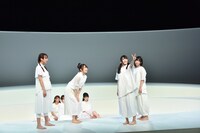 けやき坂46チームハーモニカによる「あゆみ」のワンシーン。