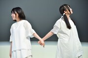 左から東村芽依、潮紗理菜。