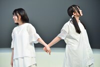 左から東村芽依、潮紗理菜。