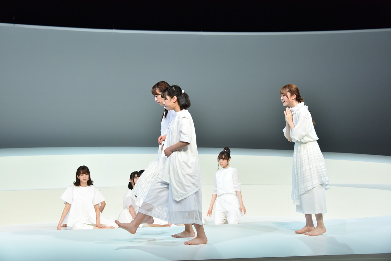 けやき坂46チームハーモニカによる「あゆみ」のワンシーン。